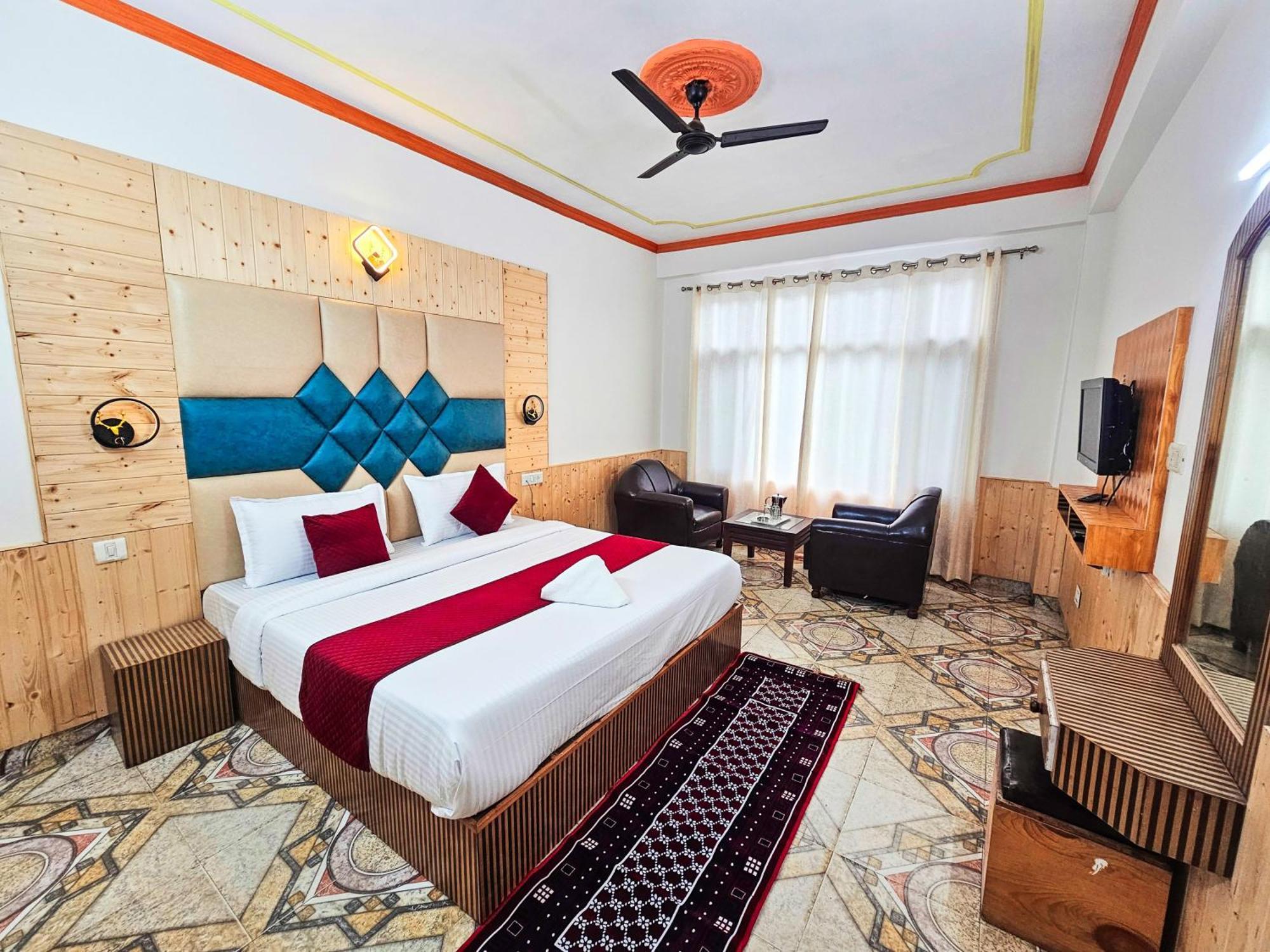 Hotel Day Night, Manali